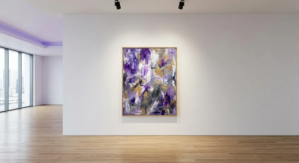 Œuvre d’art encadrée sous éclairage de galerie